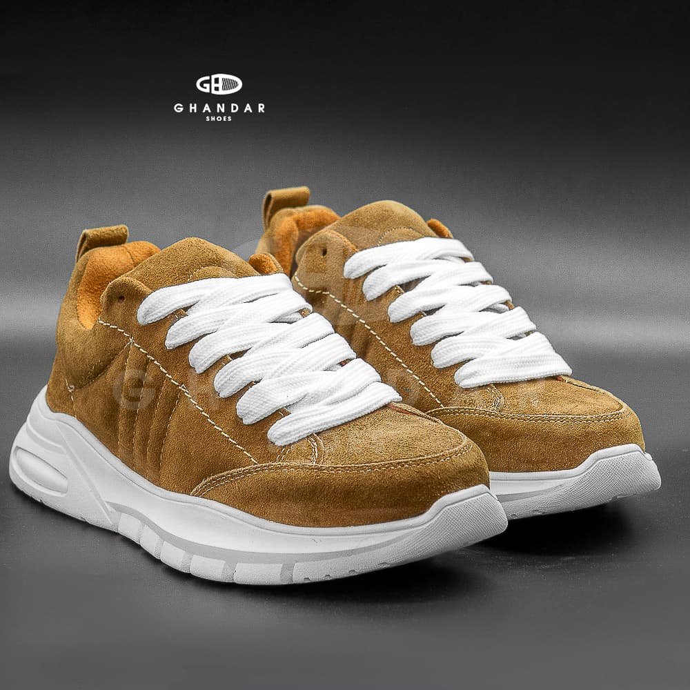 سنيكرز جلد طبيعي شمواه برباط أبيض باللون الجملي مع نعل أبيض من غندر